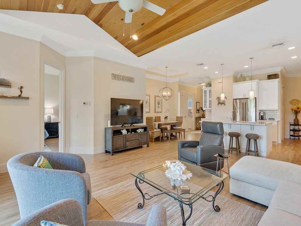 2010 Bridgepointe Circle #102 - Photo 3 of 36