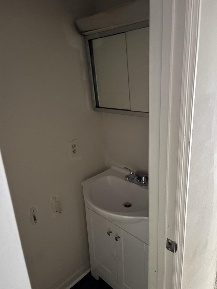 1742 Hartsfield Rd Apt B #C - Photo 6 of 8