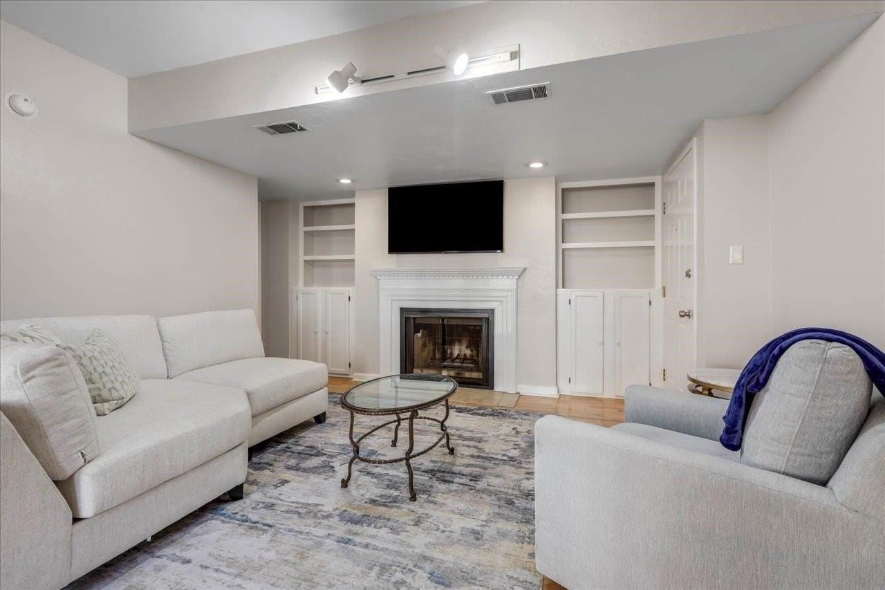 517 E Jefferson St Unit 45 #45 - Photo 3 of 32