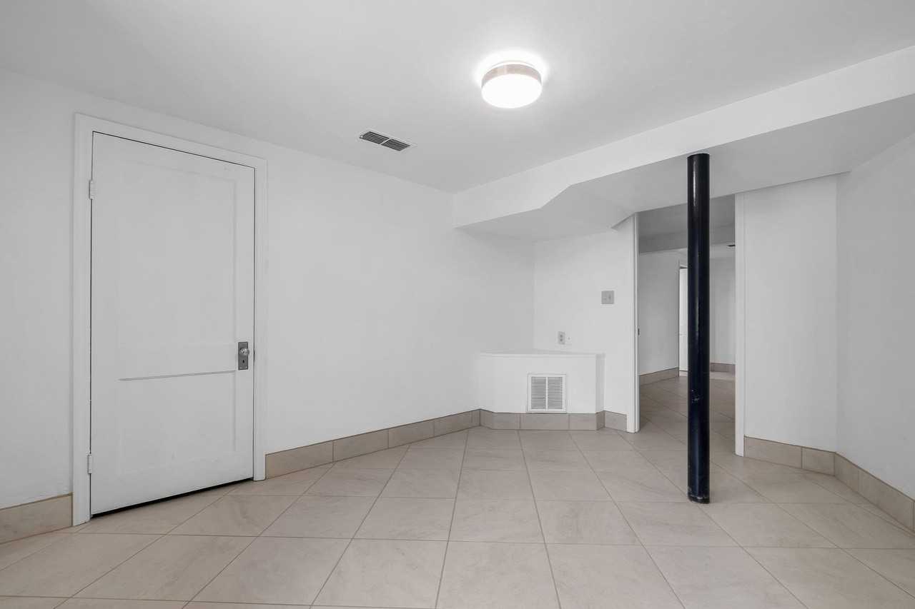 2208 Escambia Dr - Photo 5 of 25