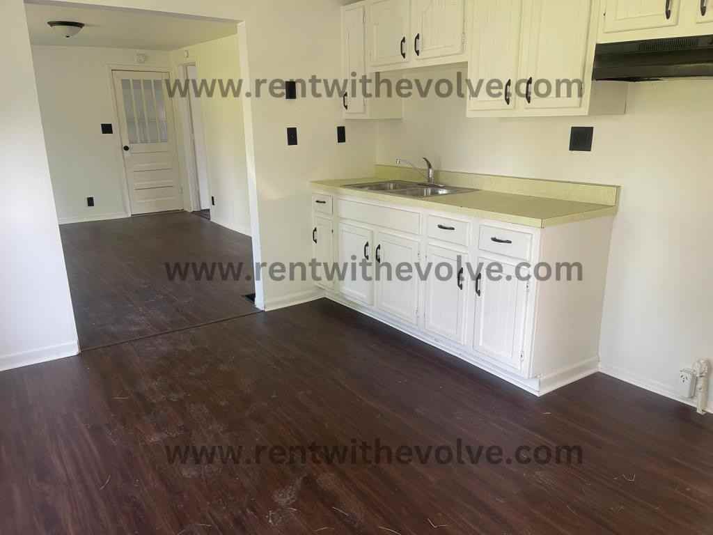 301 S Plum St - Photo 3 of 10