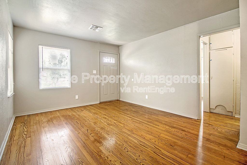 4712 Se 23rd St - Photo 2 of 18