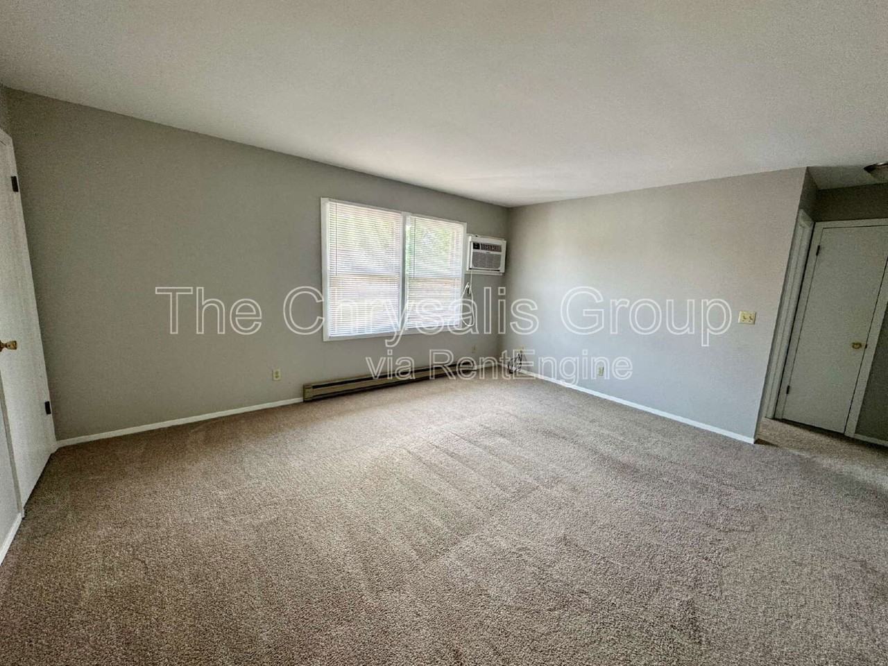 423 Windsor Dr #4 - Photo 2 of 6