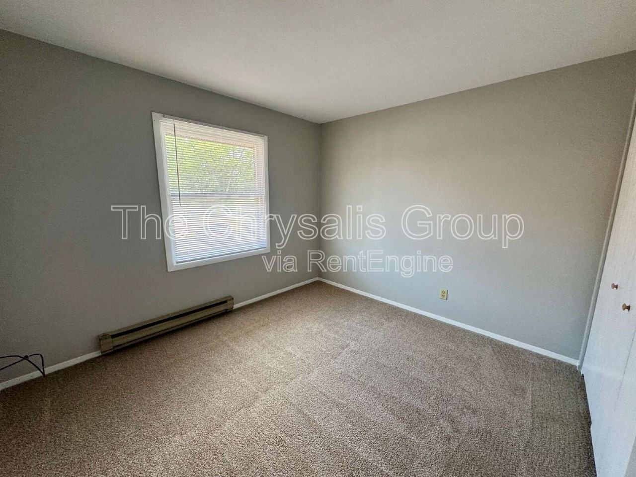 423 Windsor Dr #4 - Photo 3 of 6