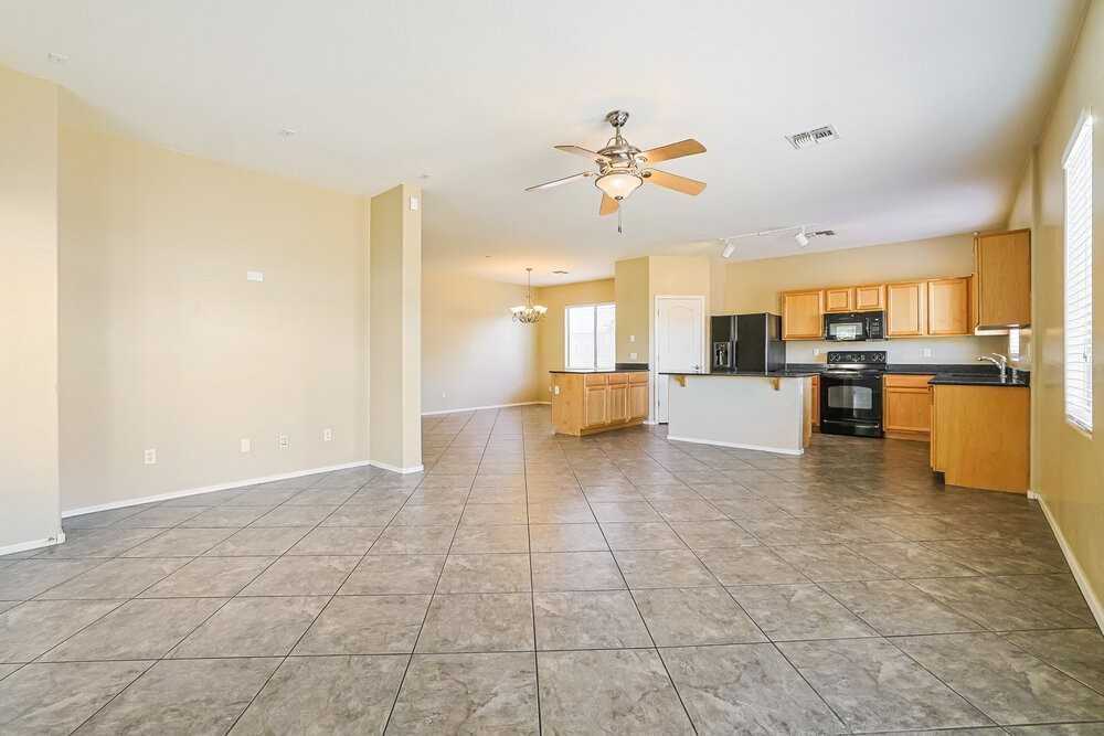 3705 E Jaguar Ave - Photo 4 of 16