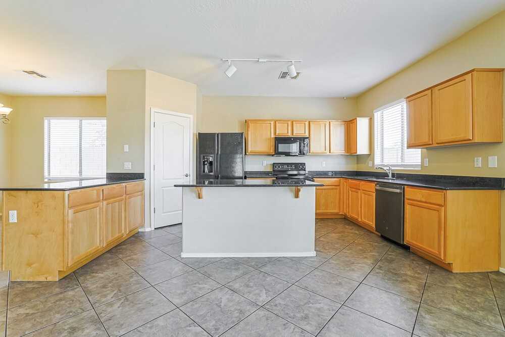 3705 E Jaguar Ave - Photo 7 of 16