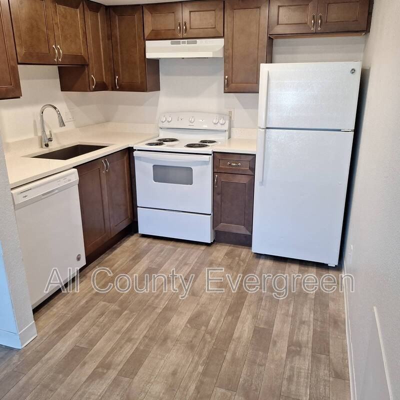 420 23rd St Se #B - Photo 2 of 12