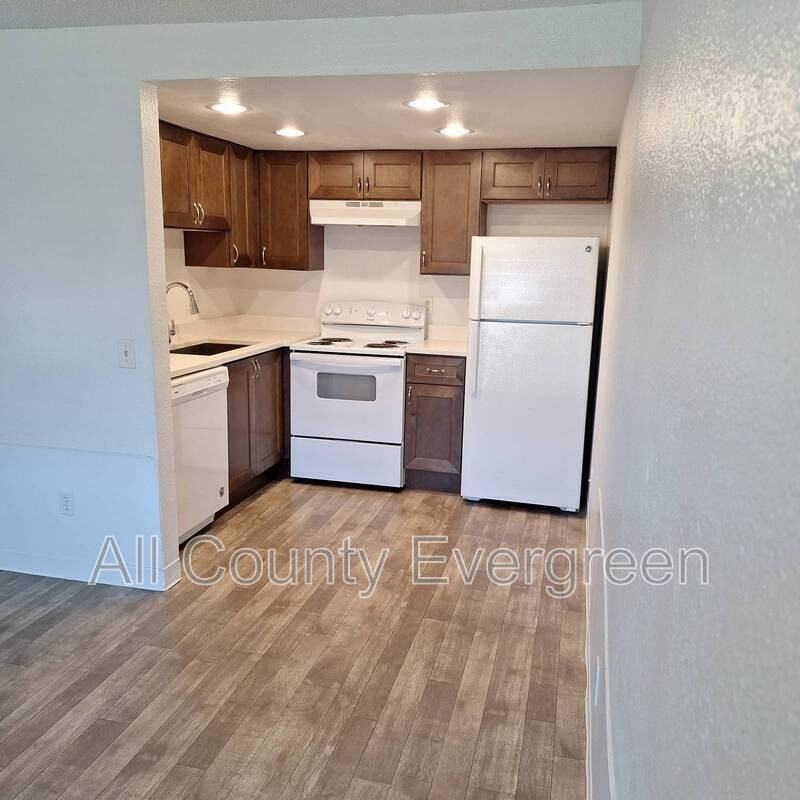 420 23rd St Se #B - Photo 3 of 12