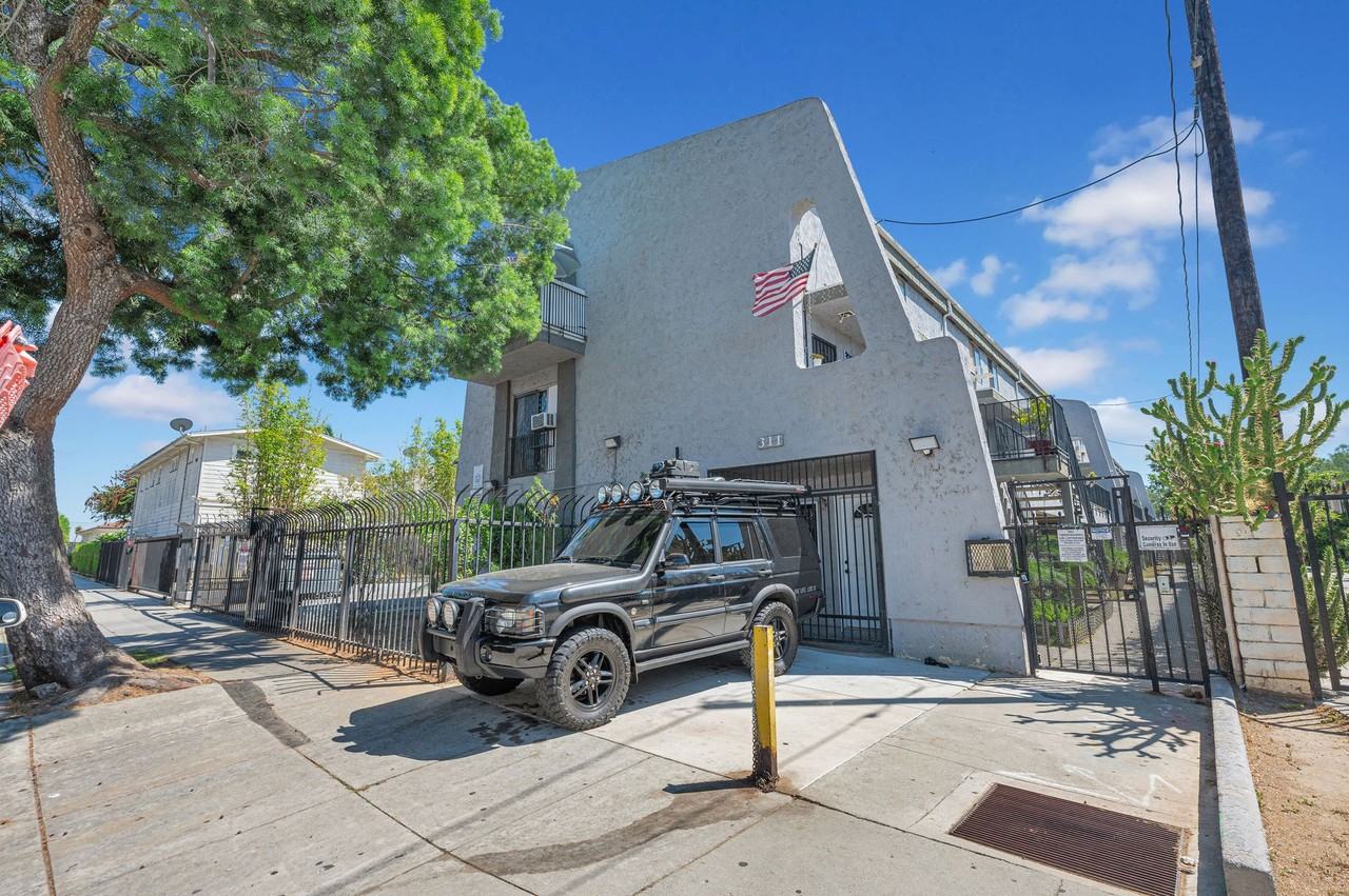 311 W Lohart Ave - Photo 3 of 13