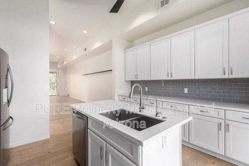 421 W 6th St #1013 - Photo 6 of 21