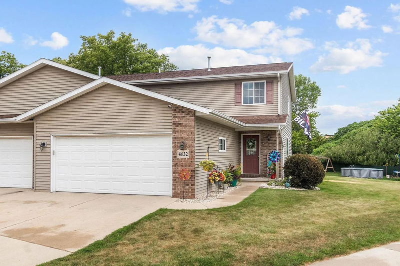 4632 4632/4634 Ridge Court - Photo 2 of 23