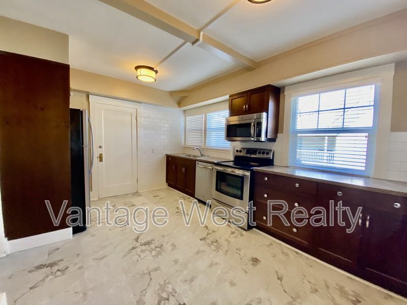 1826 - Photo 2 of 10