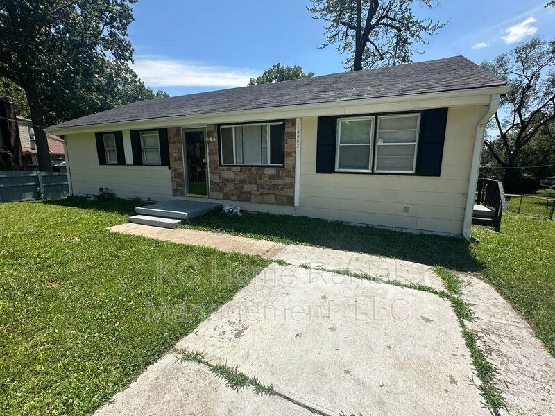 10905 E 47th St - Photo 2 of 43