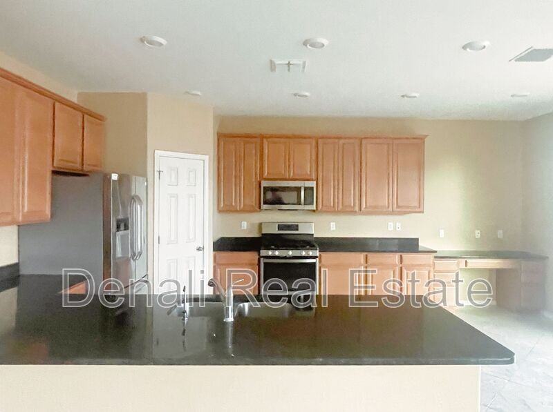 1121 Regent Drive - Photo 6 of 23