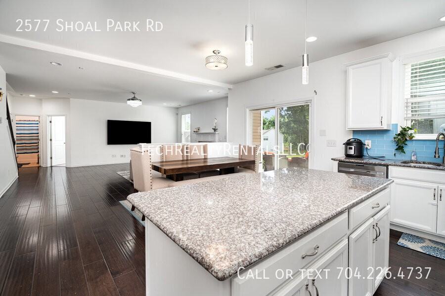 2577 Shoal Park Rd - Photo 3 of 10