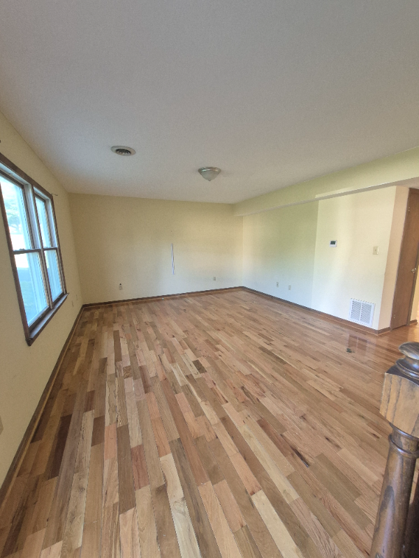 318 Edmond Dr - Photo 3 of 20