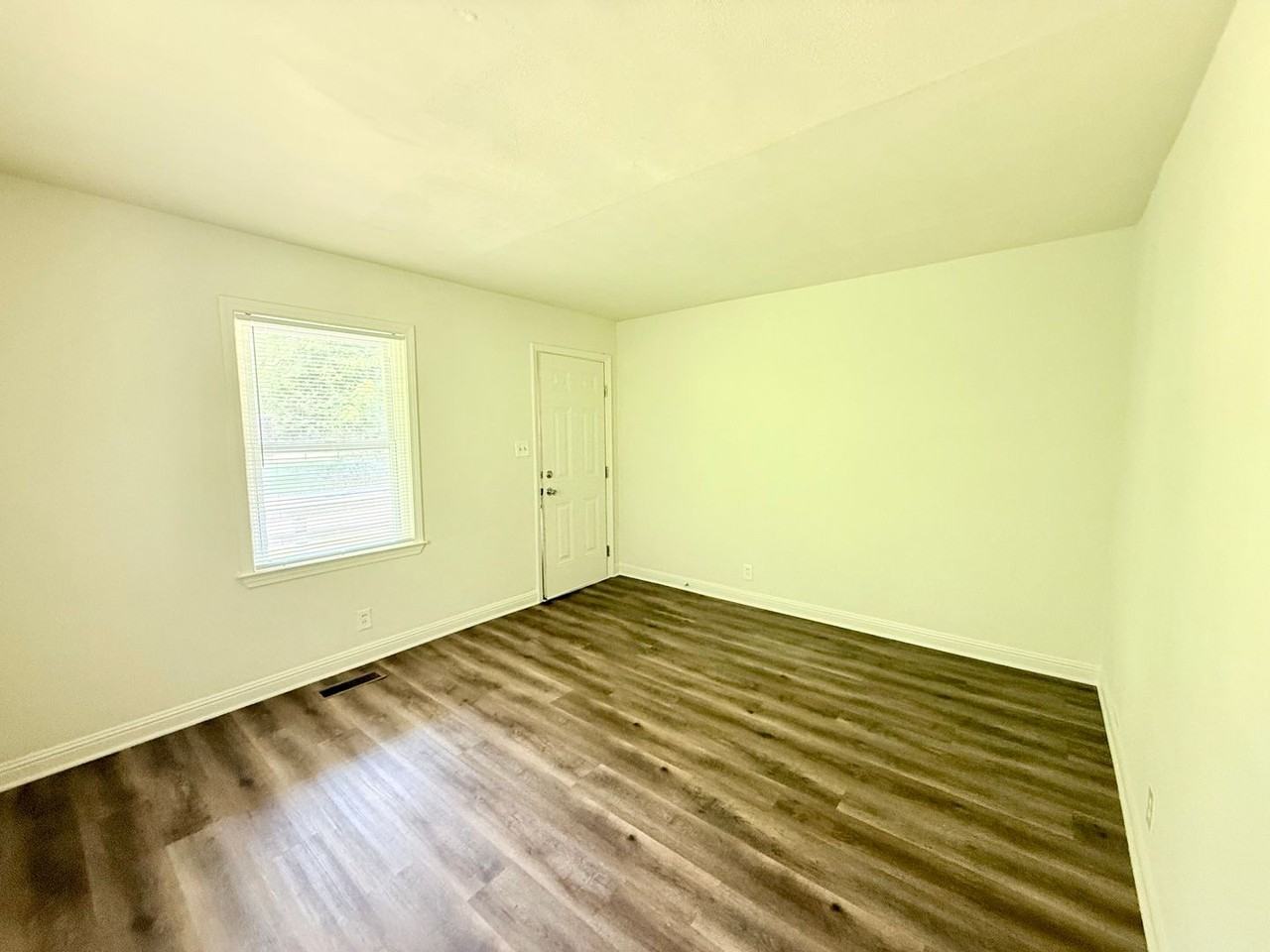 1105 Mcarthur Ave - Photo 2 of 12