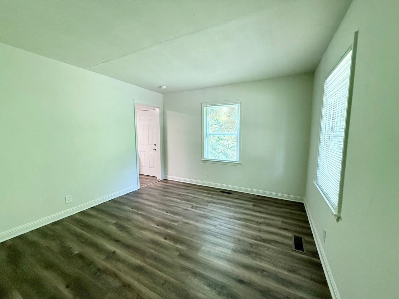 1105 Mcarthur Ave - Photo 3 of 12