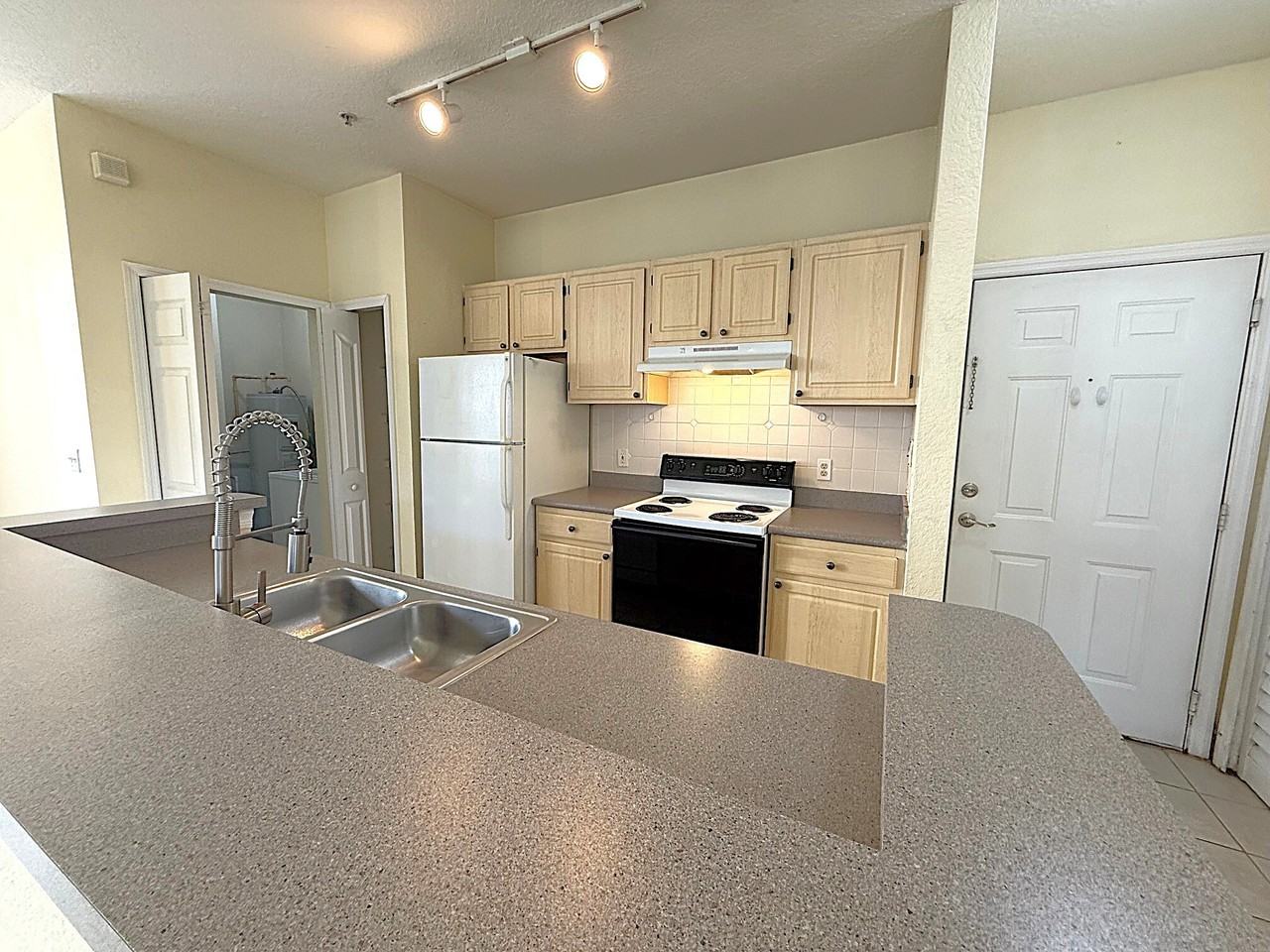 Visconti West - 5102 - Photo 3 of 21