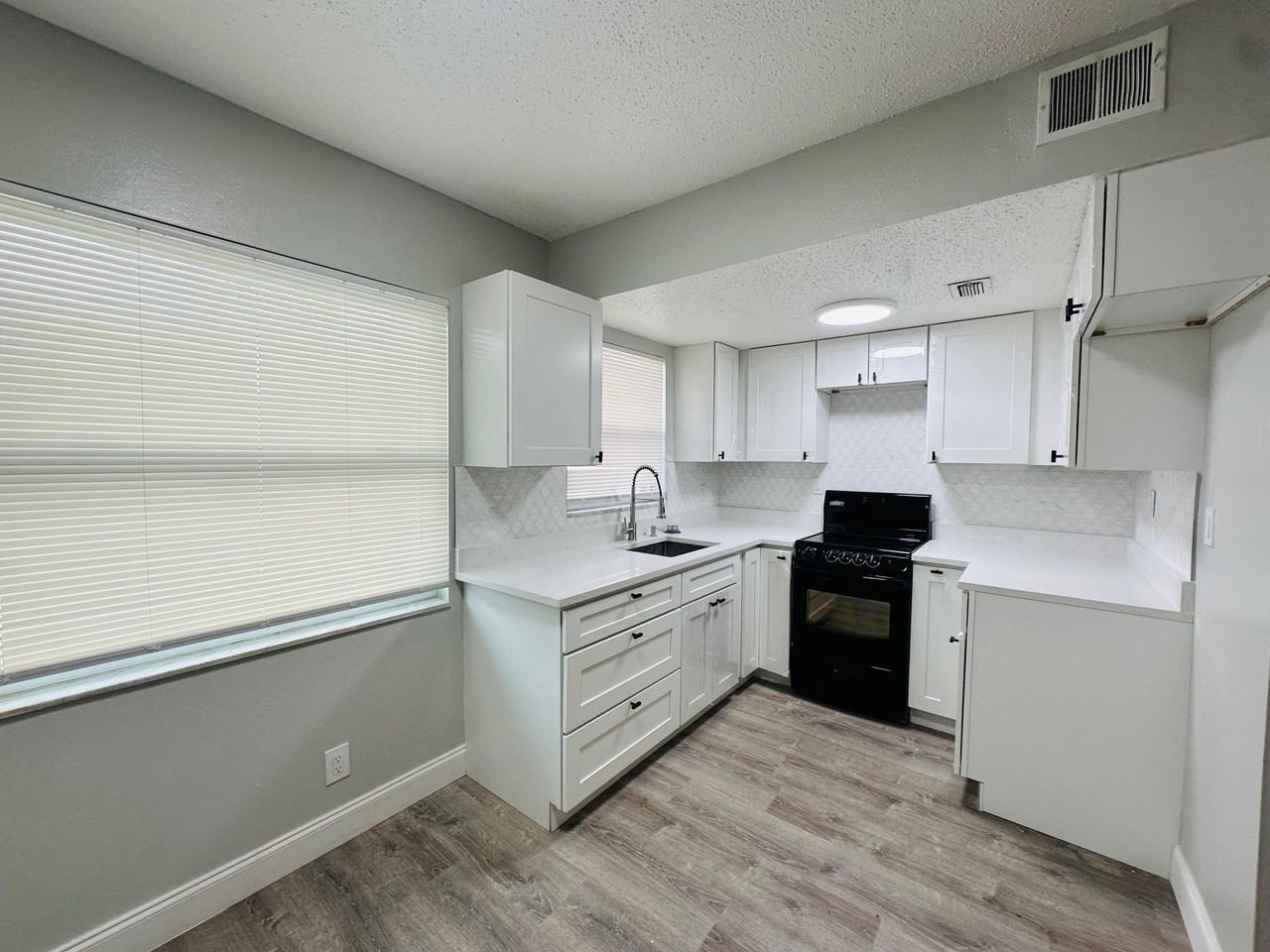 618 93rd Avenue North - Photo 4 of 39