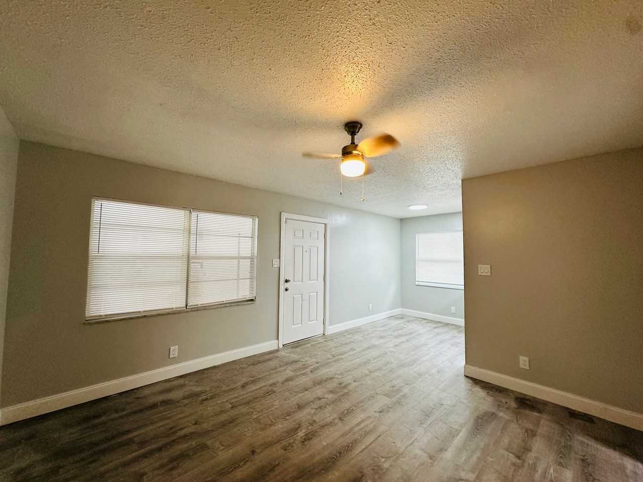 618 93rd Avenue North - Photo 5 of 39