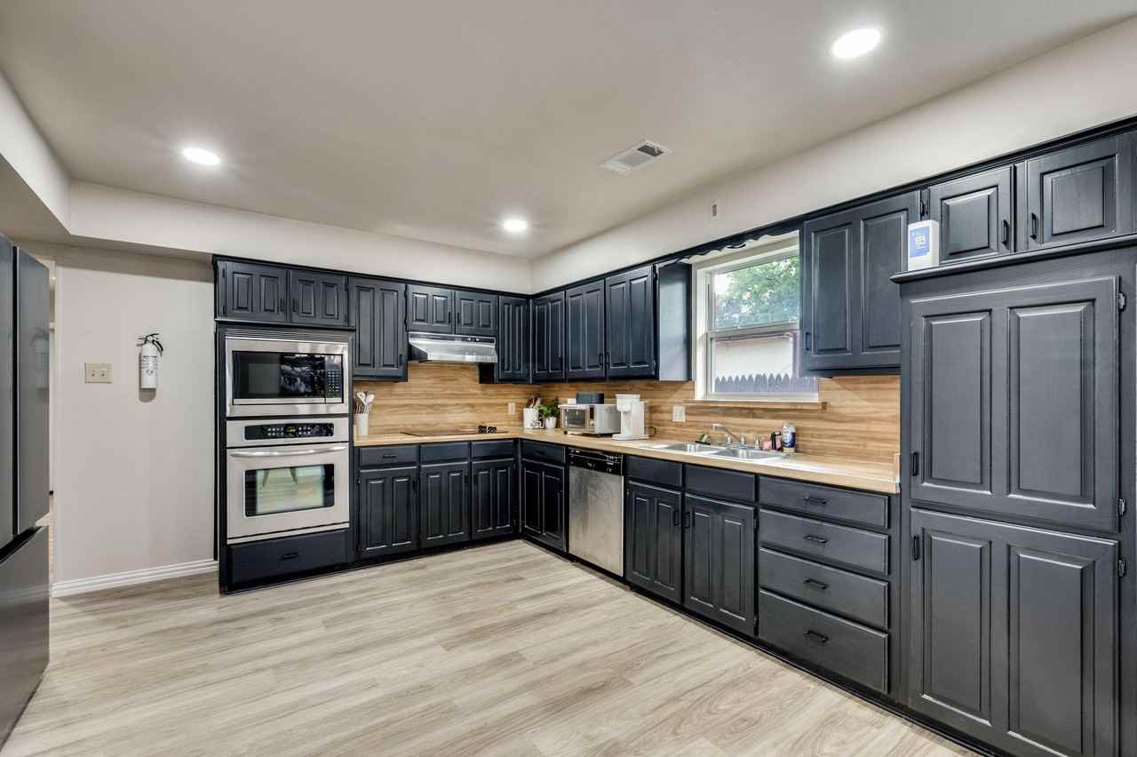 Ravinia Dr - Photo 3 of 7