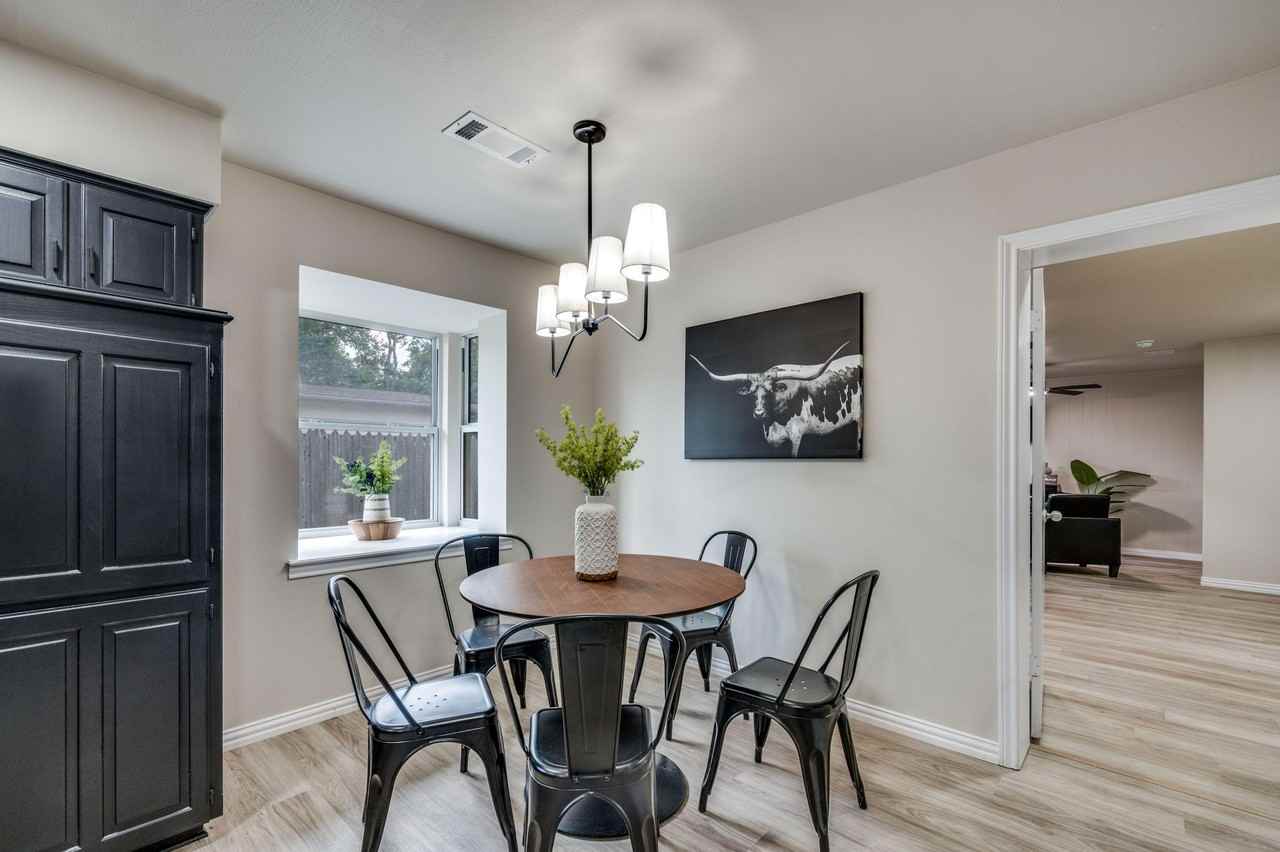 Ravinia Dr - Photo 4 of 7