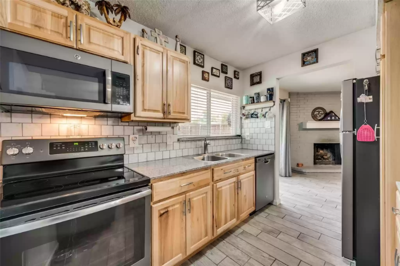 5408 Queens Ct - Photo 3 of 10