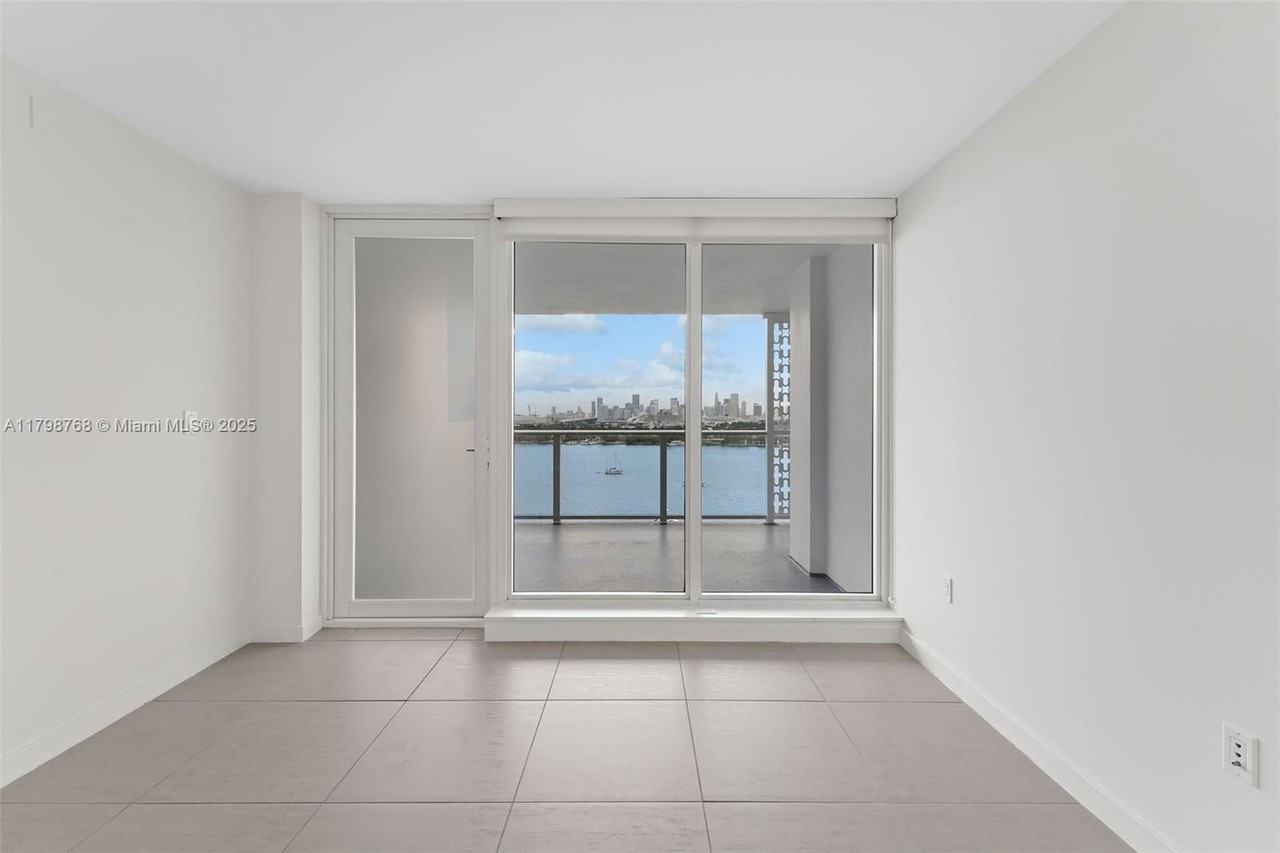 910 West Ave - Photo 3 of 8