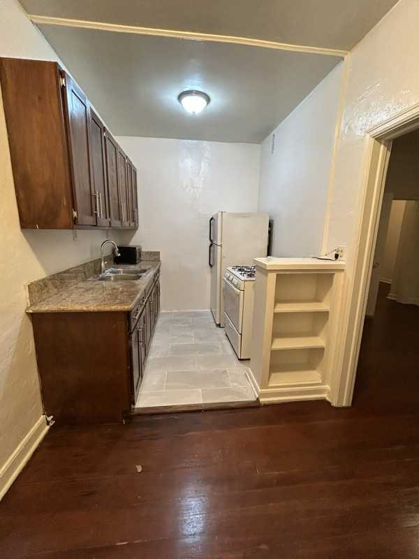 1523 N Mccadden Pl - Photo 2 of 15