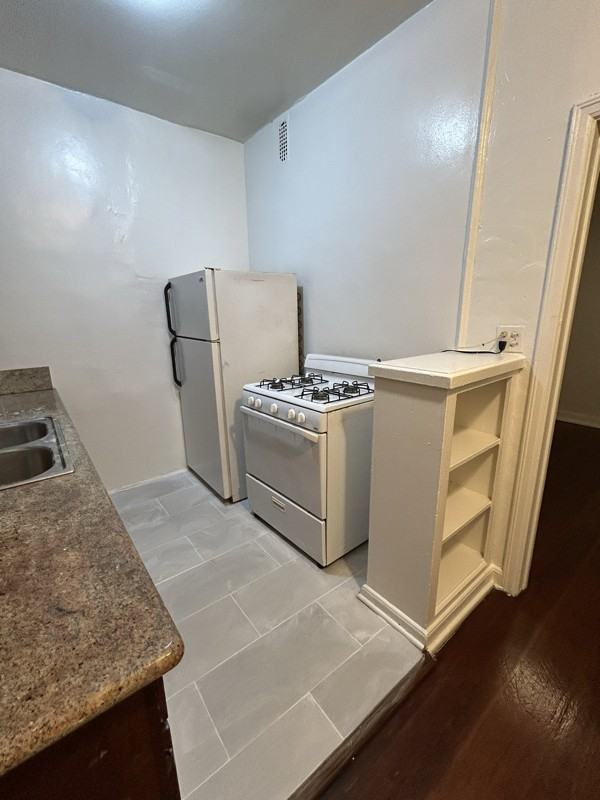 1523 N Mccadden Pl - Photo 4 of 15