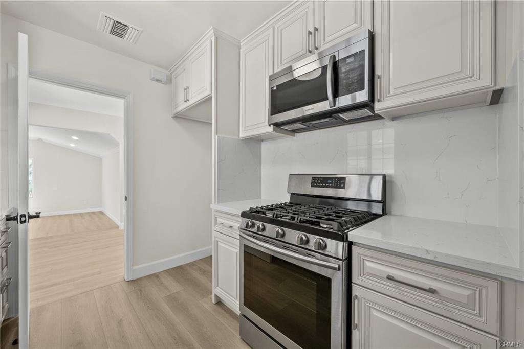 13358 Blythe St - Photo 2 of 8