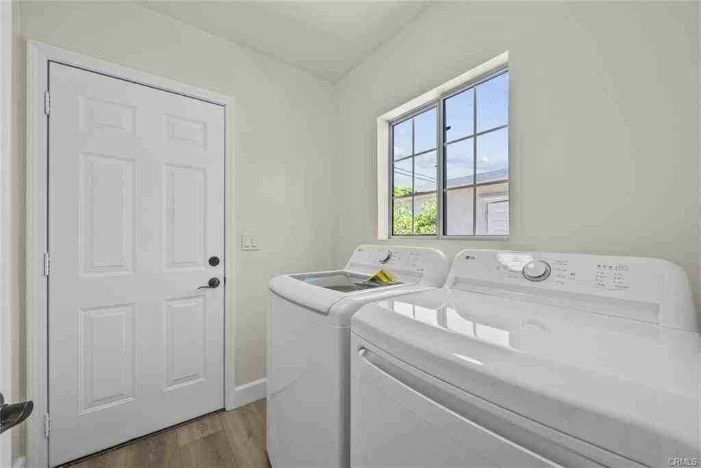 13358 Blythe St - Photo 3 of 8