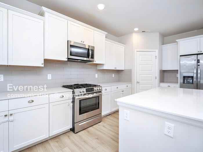 913 Bryant Rd - Photo 3 of 30