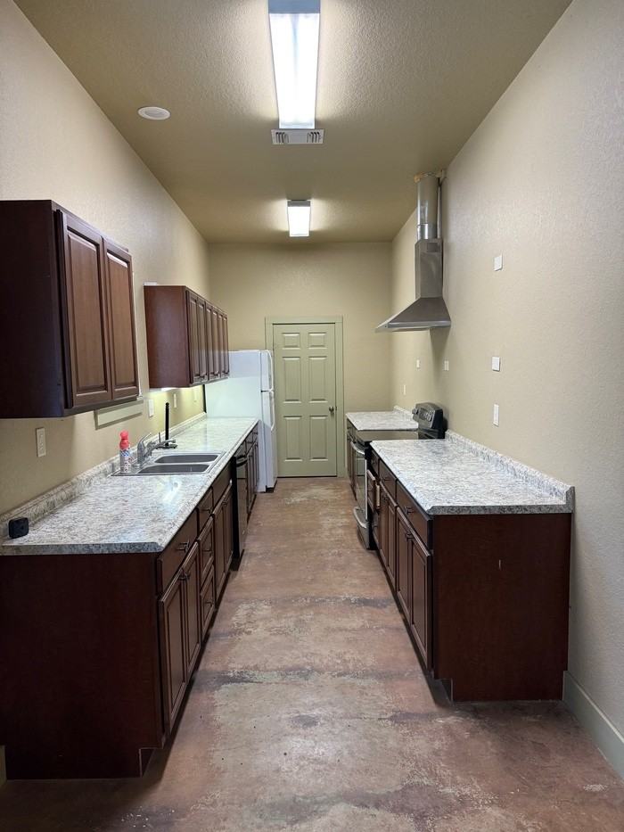 1490 School Dr - Photo 2 of 8