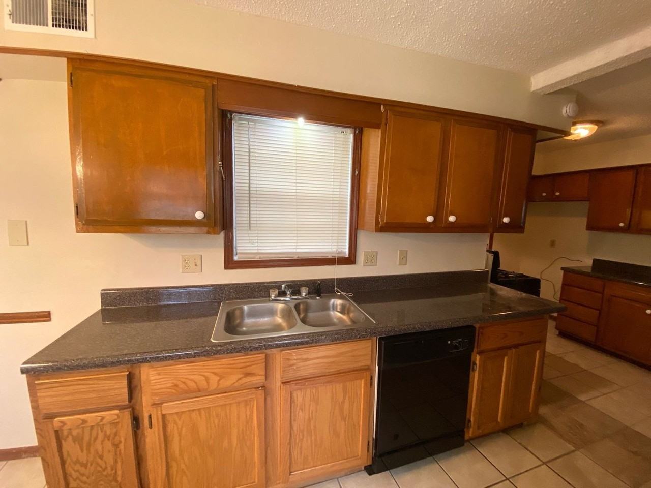 1491 E Holmes Rd - Photo 2 of 15