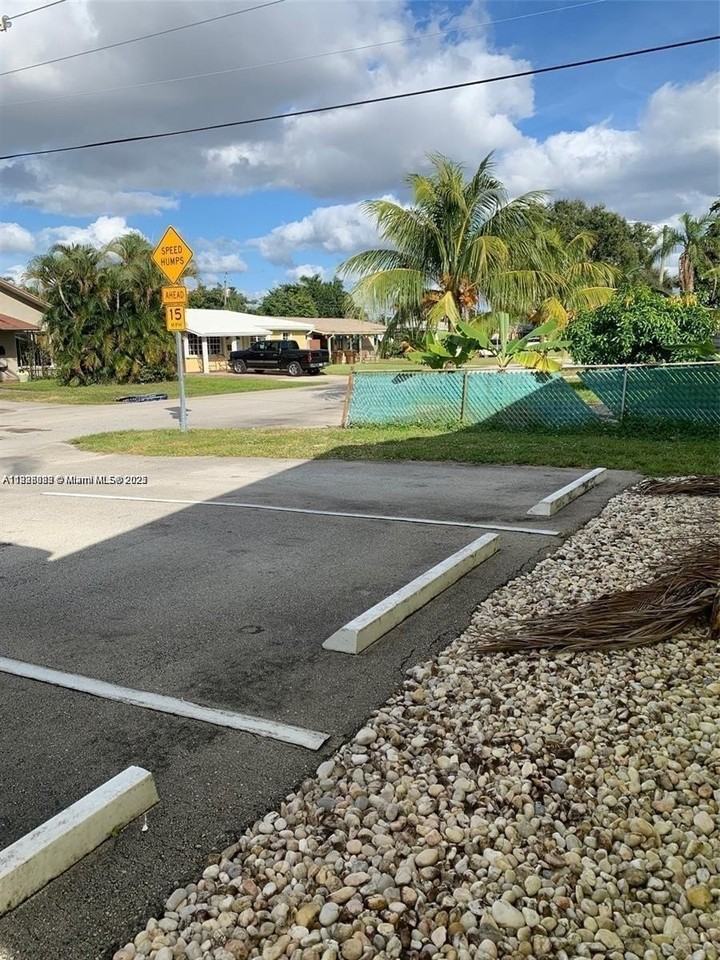 200 Ne 45th St #202 - Photo 3 of 6