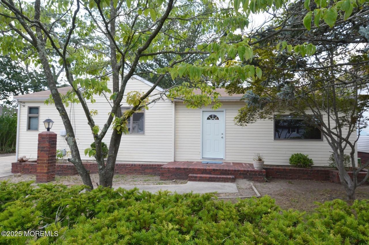 1111 River Ave - Photo 2 of 16