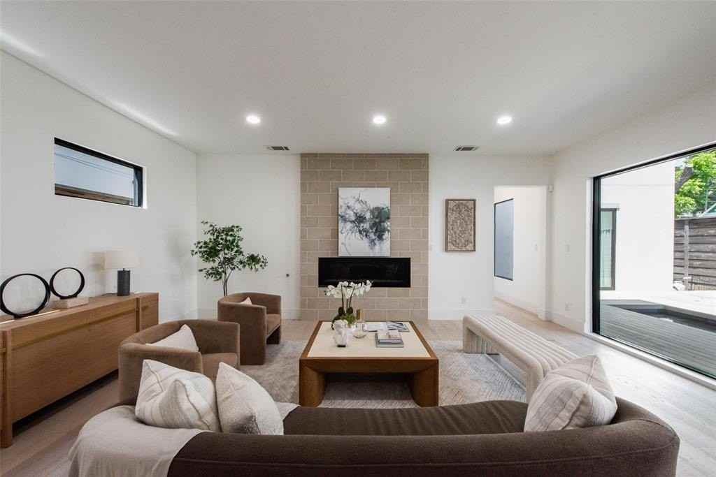 6443 Kenwood Ave - Photo 2 of 21