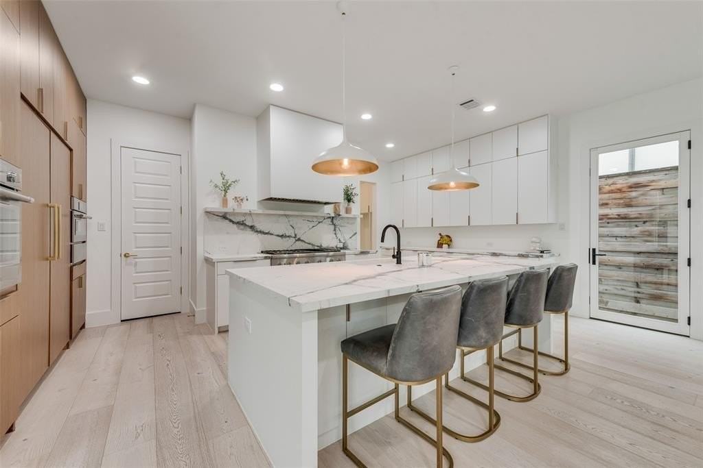 6443 Kenwood Ave - Photo 7 of 21