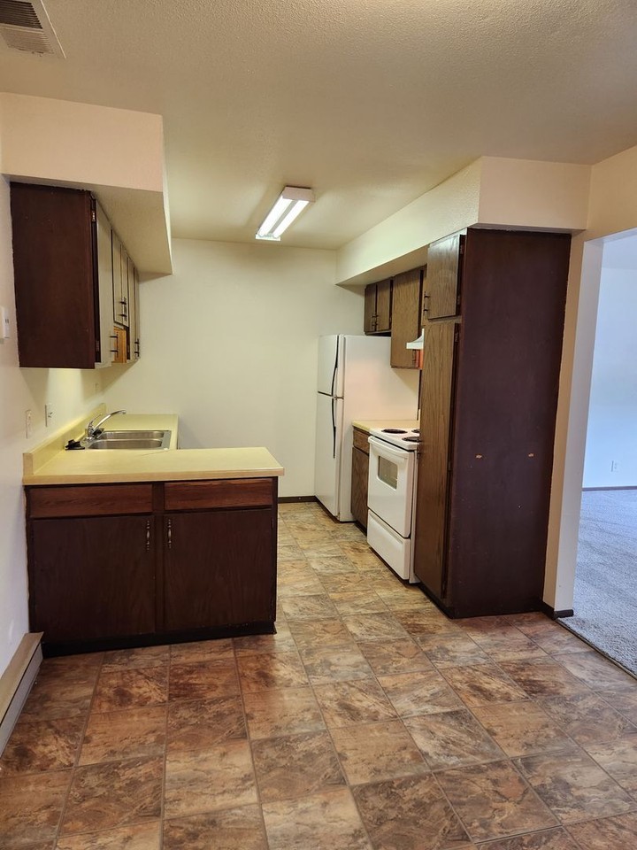 Melrose Manor - Photo 3 of 19