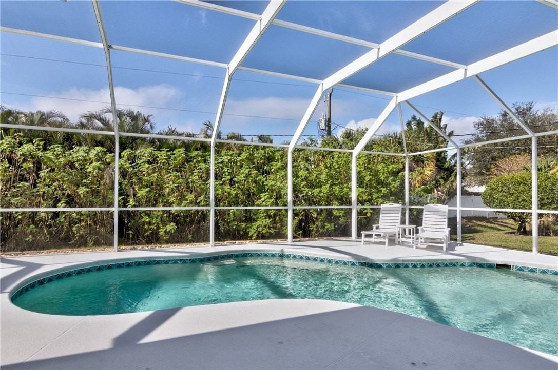 382 Benchor St - Photo 3 of 32