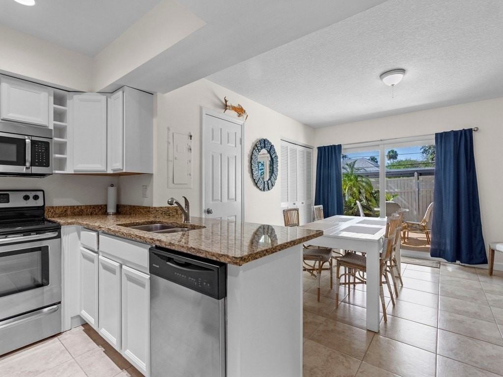 831 Camelia Ln Unit 4 #4 - Photo 3 of 30