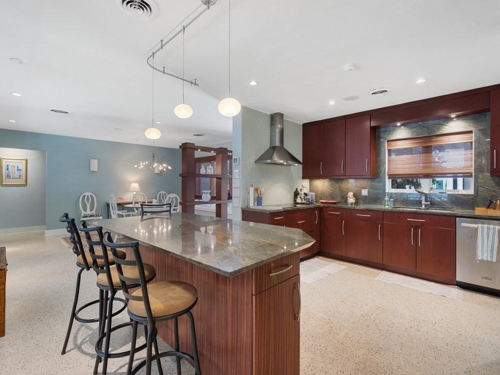 745 Iris Ln - Photo 4 of 36