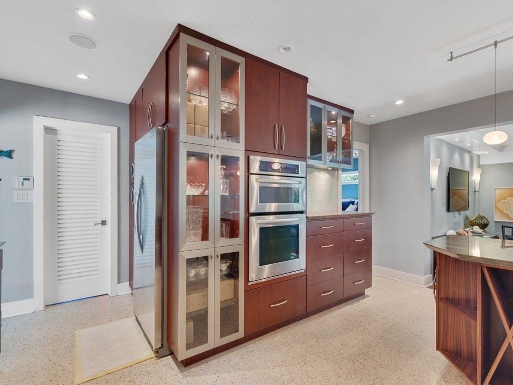 745 Iris Ln - Photo 5 of 36