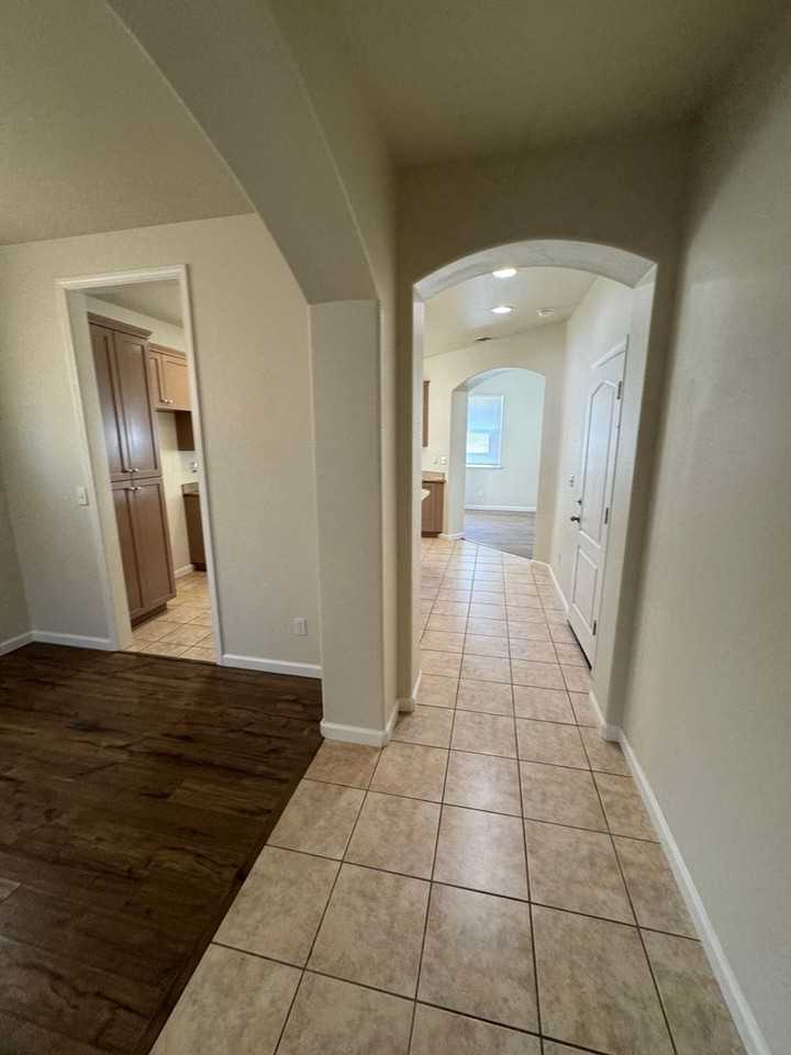 1453 S Mills Ave - Photo 4 of 32