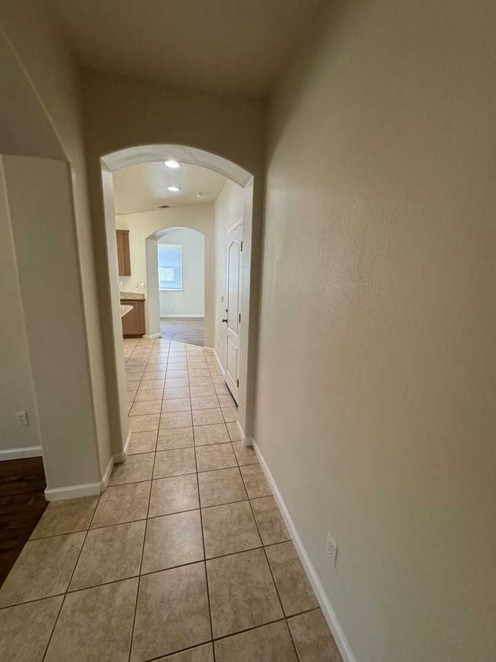 1453 S Mills Ave - Photo 5 of 32
