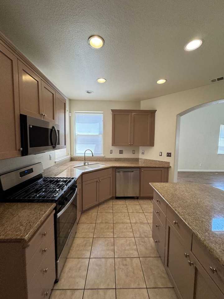 1453 S Mills Ave - Photo 7 of 32