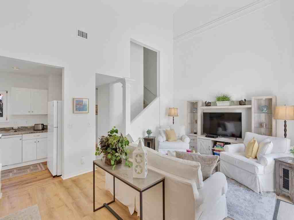 1335 Saint Davids Ln - Photo 5 of 35