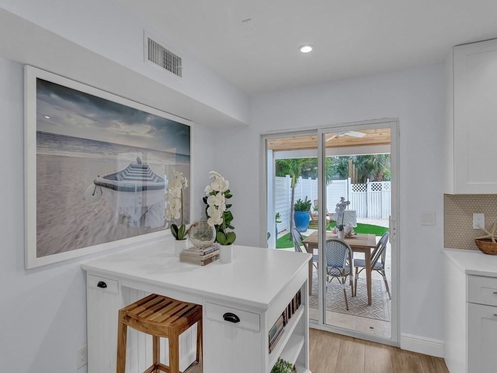 824 Dahlia Ln - Photo 6 of 36